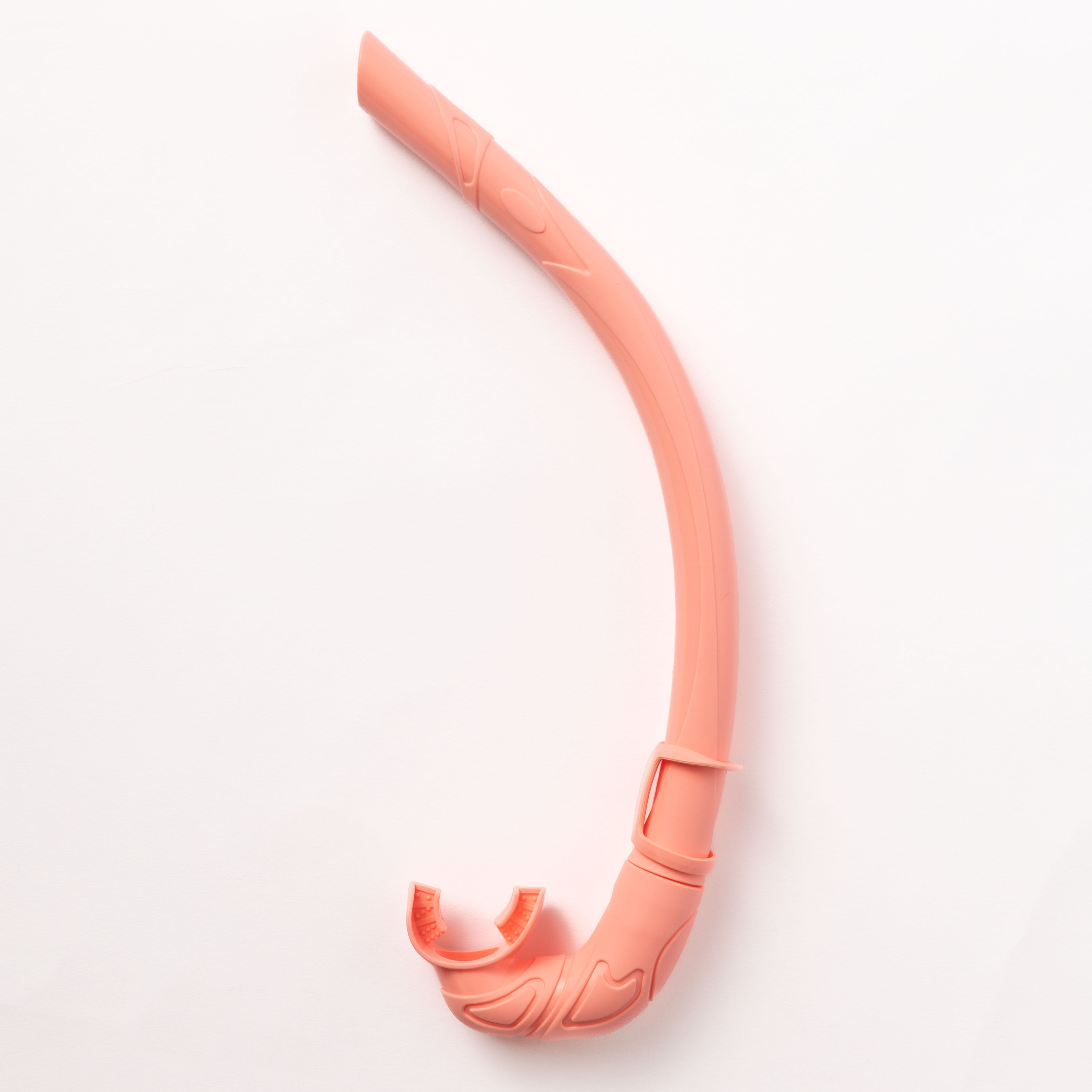 The Honey Snorkel by Honey Swim is a travel-friendly, pink J-shaped design with decorative patterns, an attached mouthpiece, and a clip. Its perfect for pairing with your Honey Goggles on your next adventure.